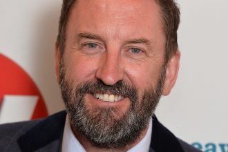 lee mack stops smoking and drinking with Allen Carrs easyway
